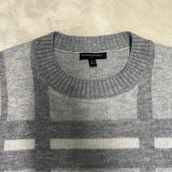 Banana Republic cozy plaid crew neck sweater in gray and white - Picture 3 of 4